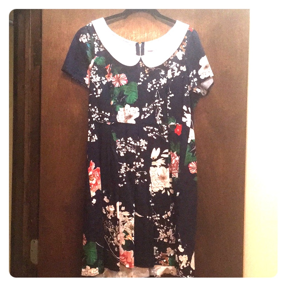 Flower collared dress